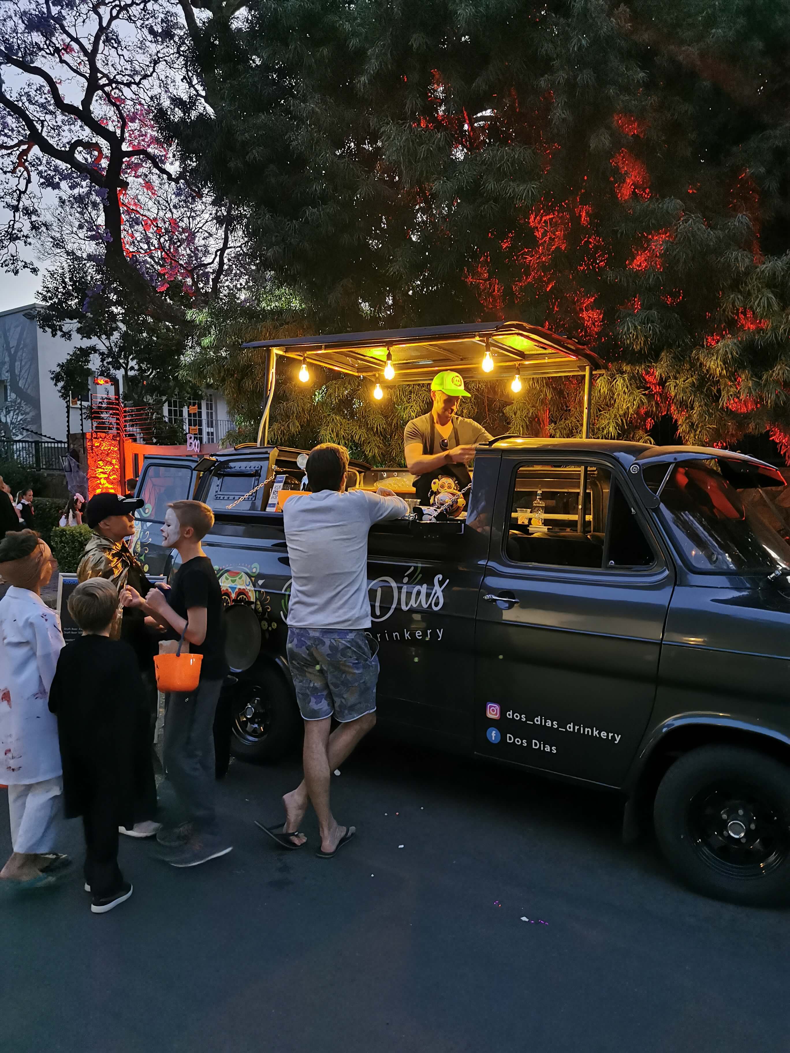 Dos Dias truck at night